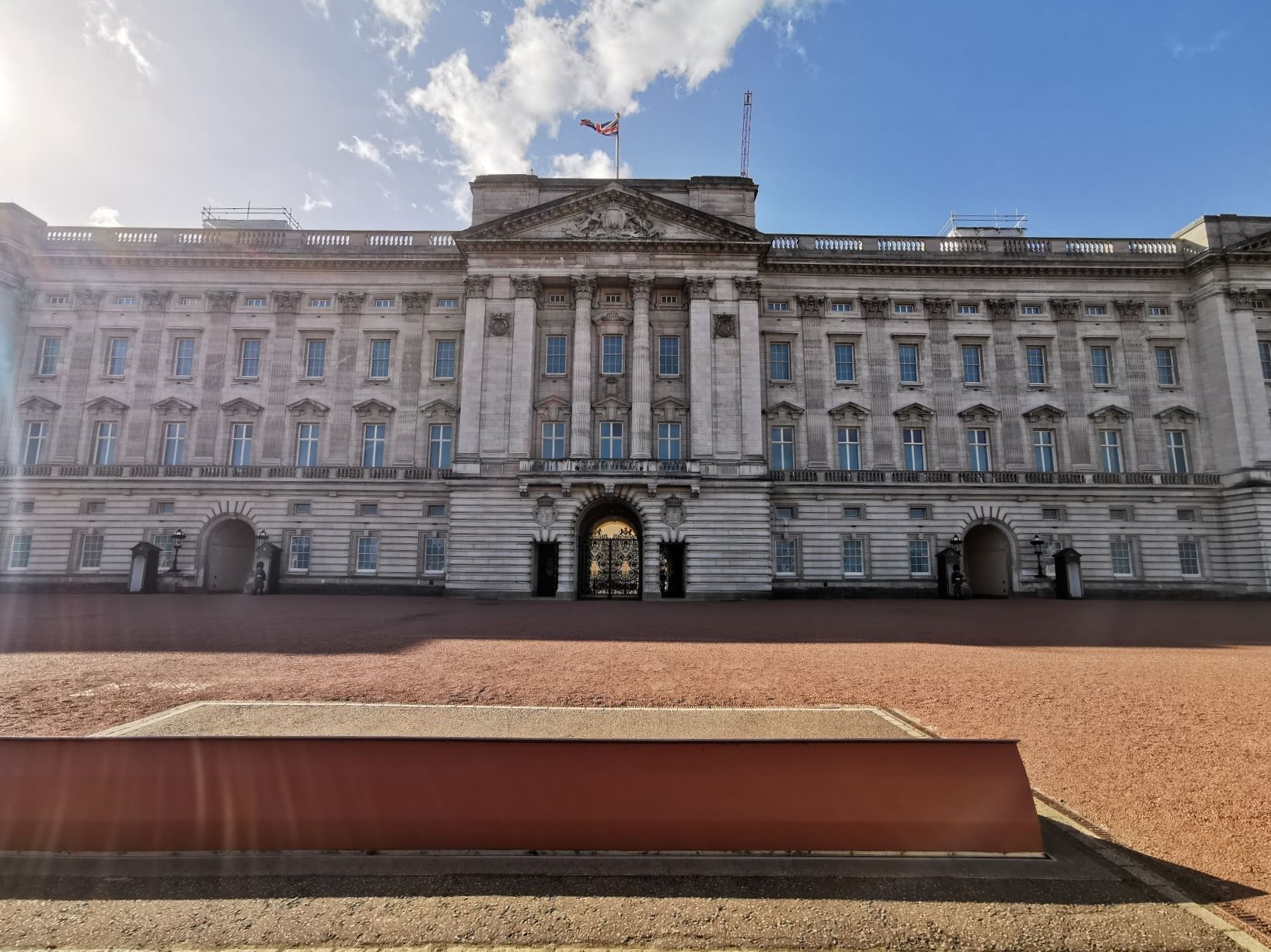 buckingam palace london traveladdict