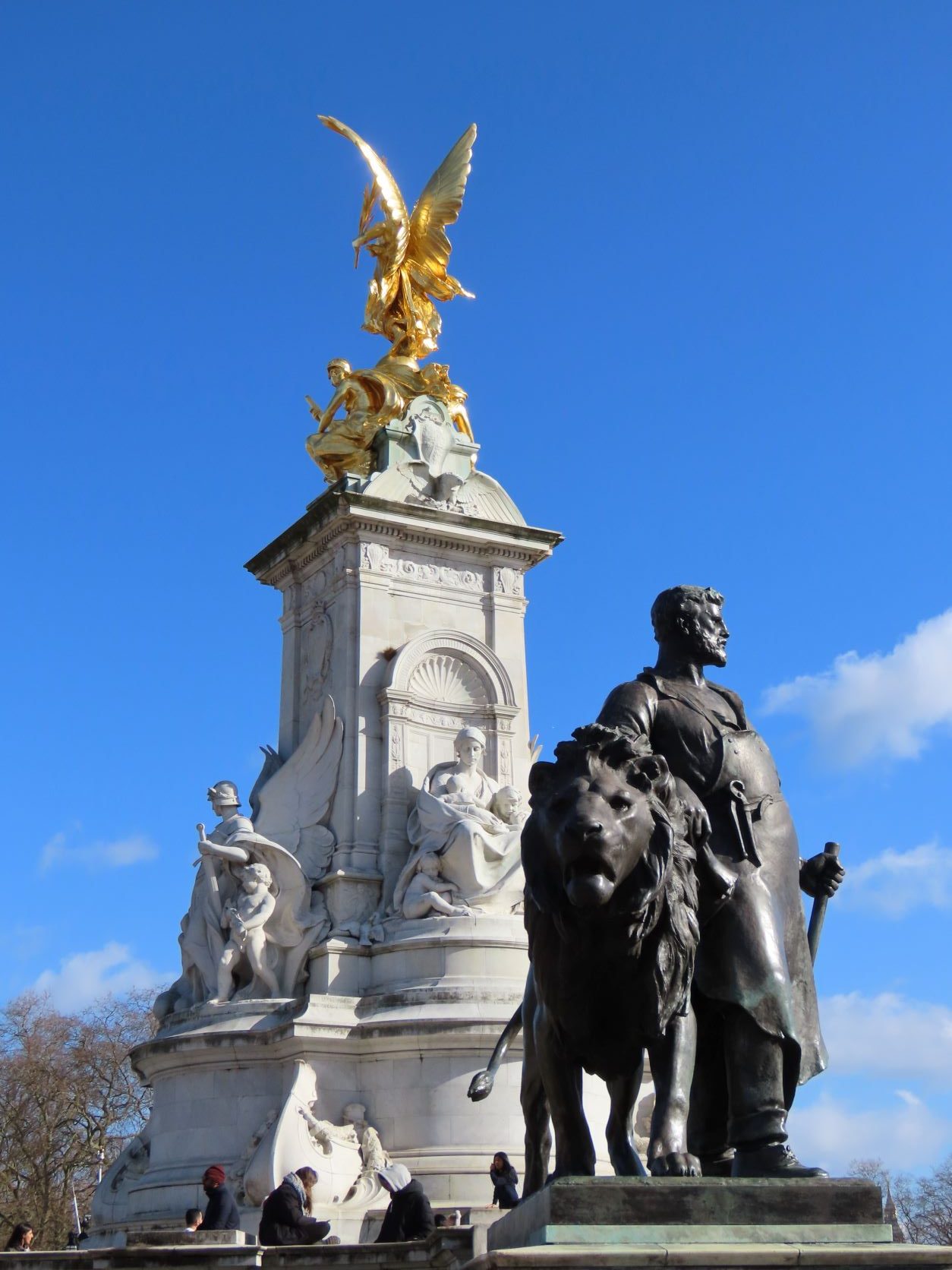victoria monument london traveladdict